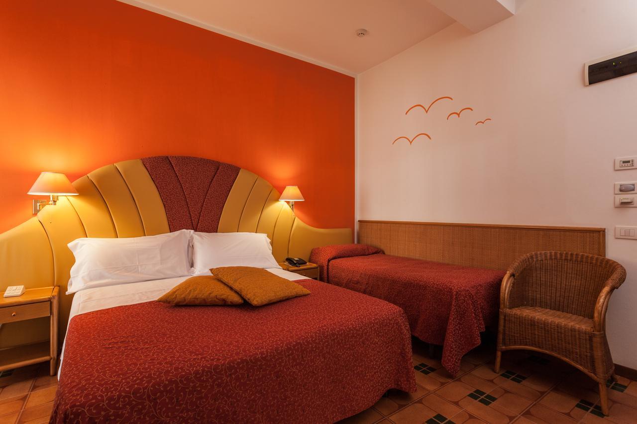 Hotel Resort Marinella Габиче Маре Екстериор снимка