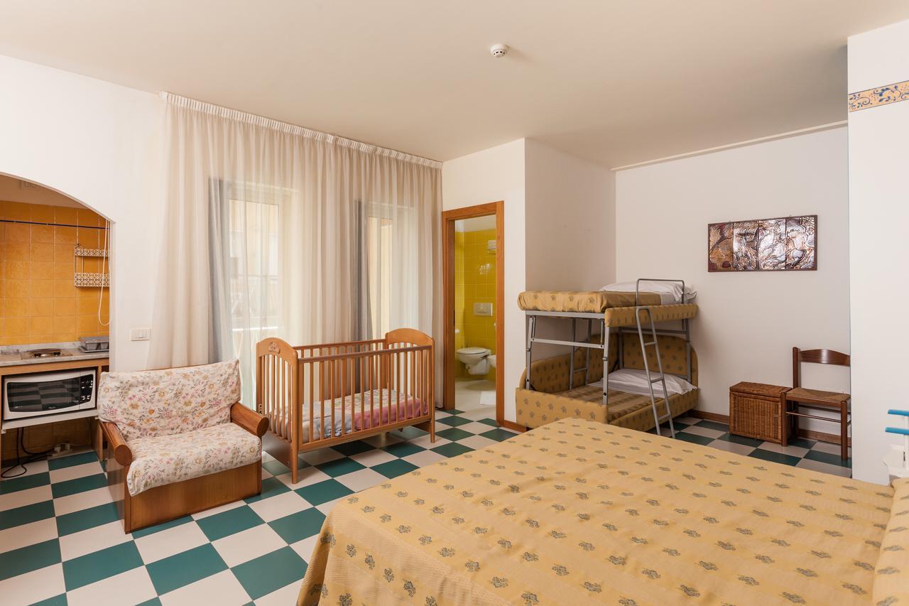 Hotel Resort Marinella Габиче Маре Екстериор снимка