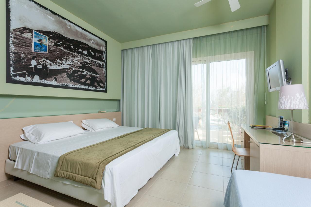 Hotel Resort Marinella Габиче Маре Екстериор снимка