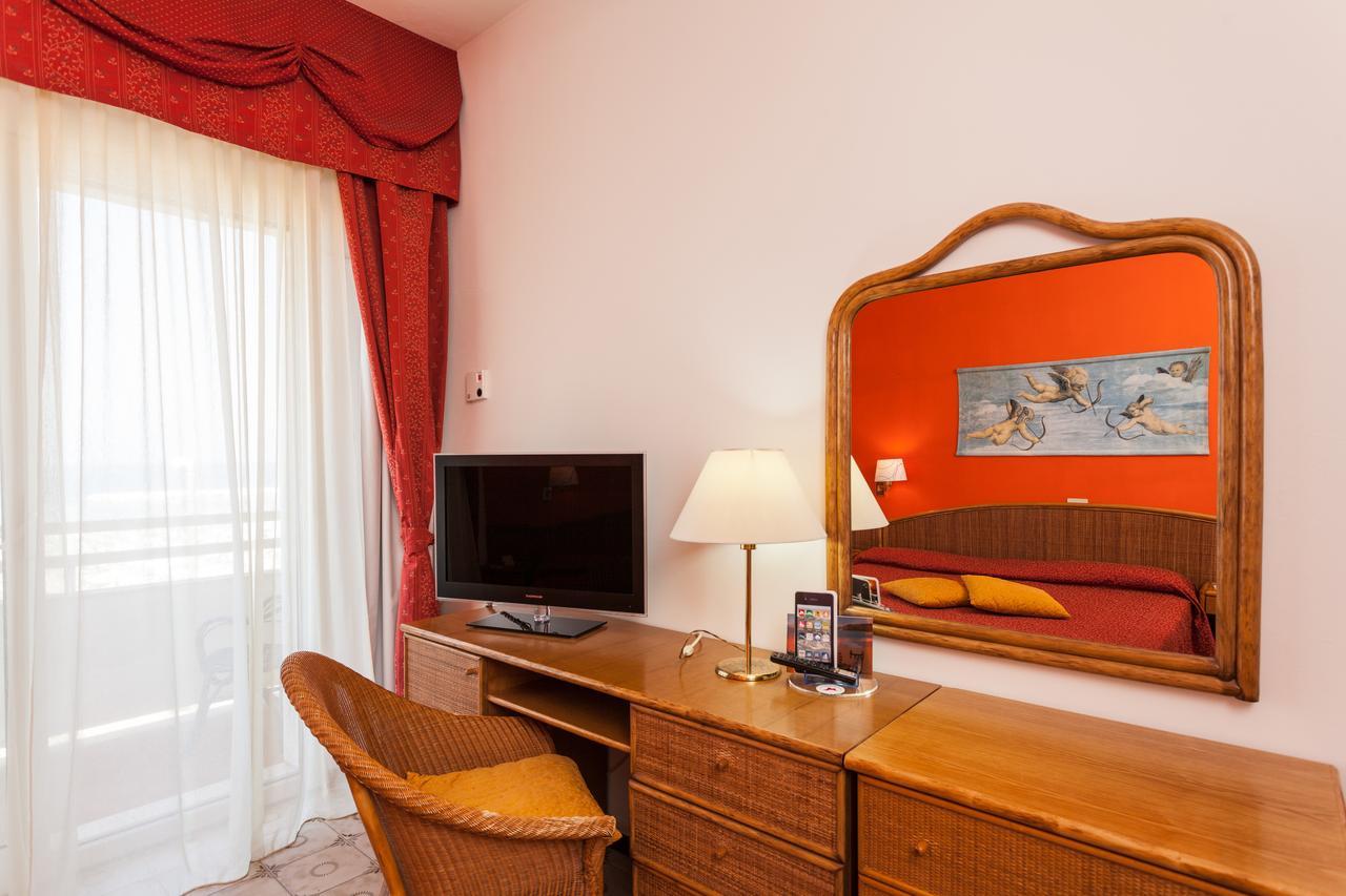 Hotel Resort Marinella Габиче Маре Екстериор снимка